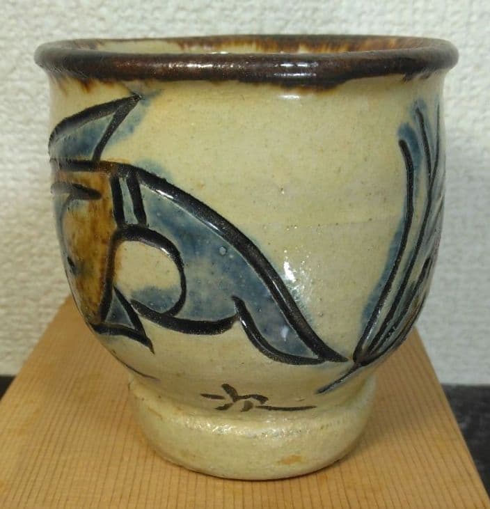 人間国宝 金城次郎 湯呑(海老魚紋) 栞 共箱 美品 壺屋焼 やちむん 壷屋焼