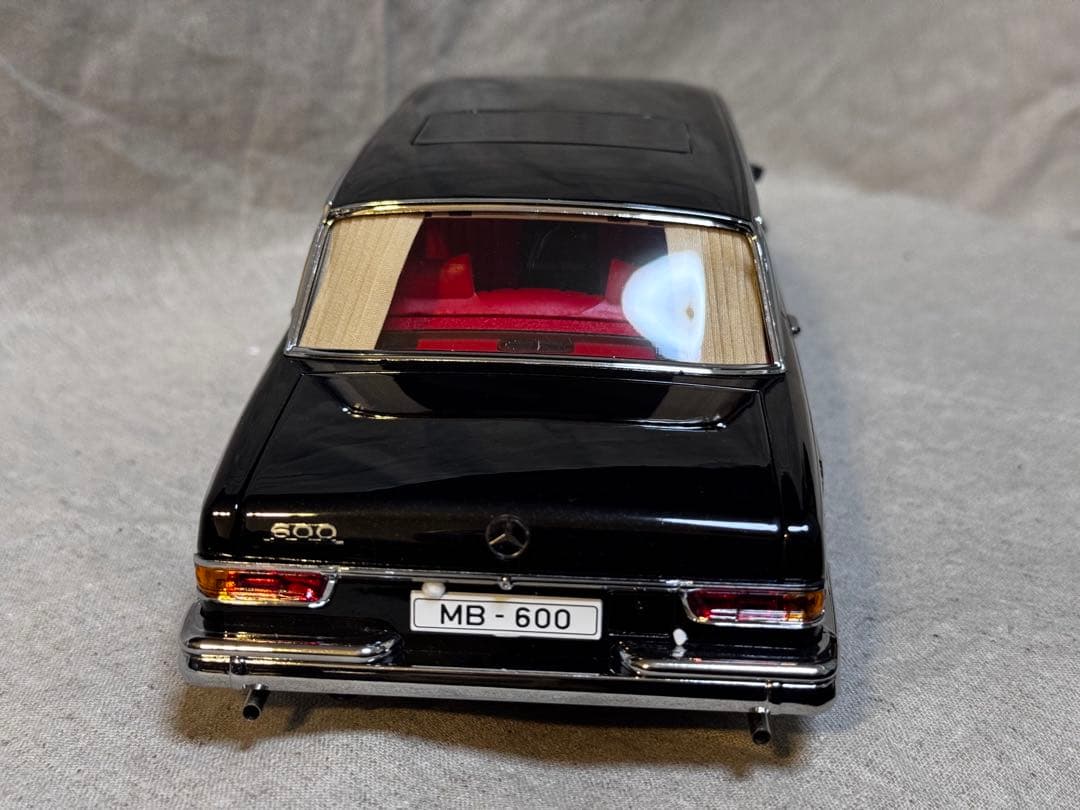 ミニカー Mercedes-Benz Pullman 1/18