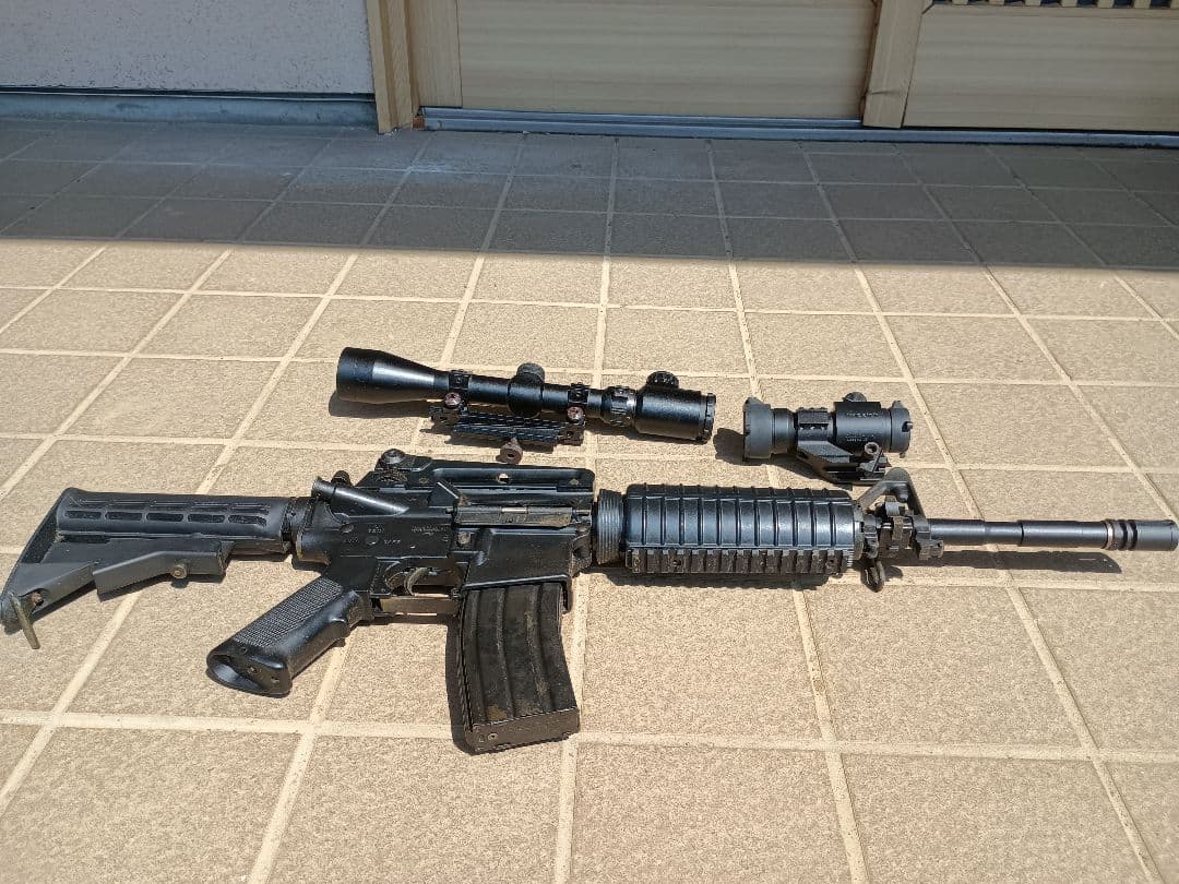 東京マルイ M4A1カービン 電動ガン わずかにサビと角にホコリが溜まっています