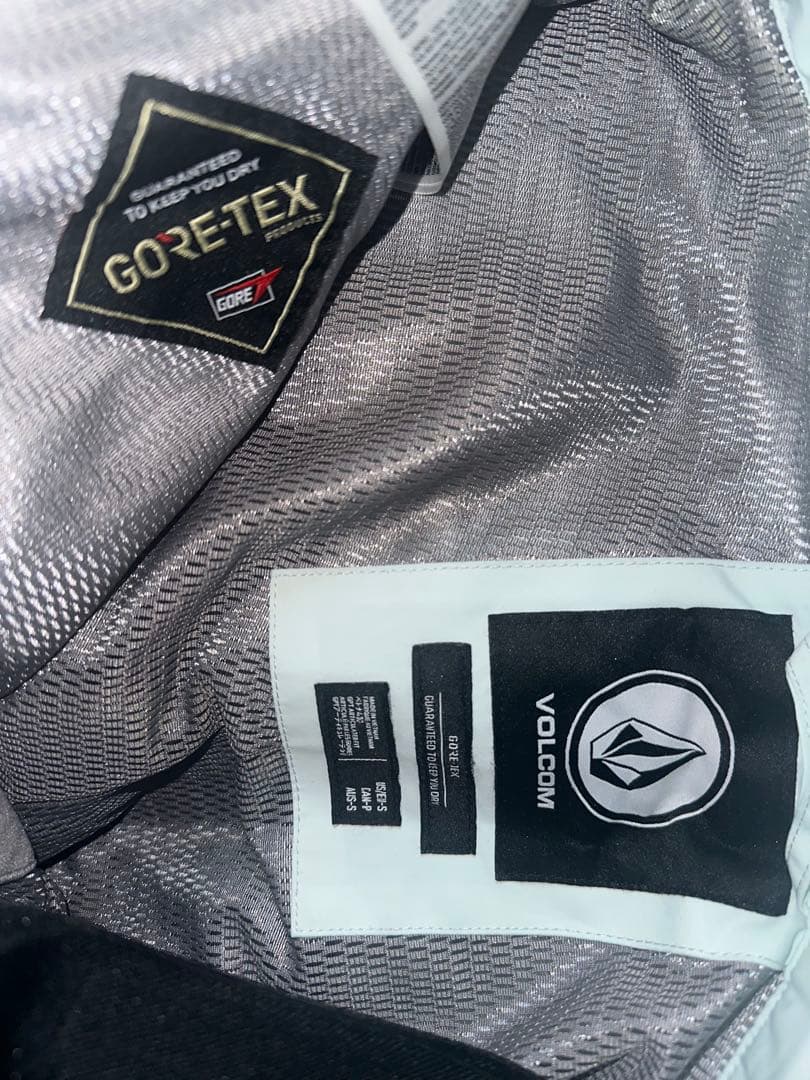 Volcom（ボルコム） スノーボードウェア（gore-tex）上下セット。