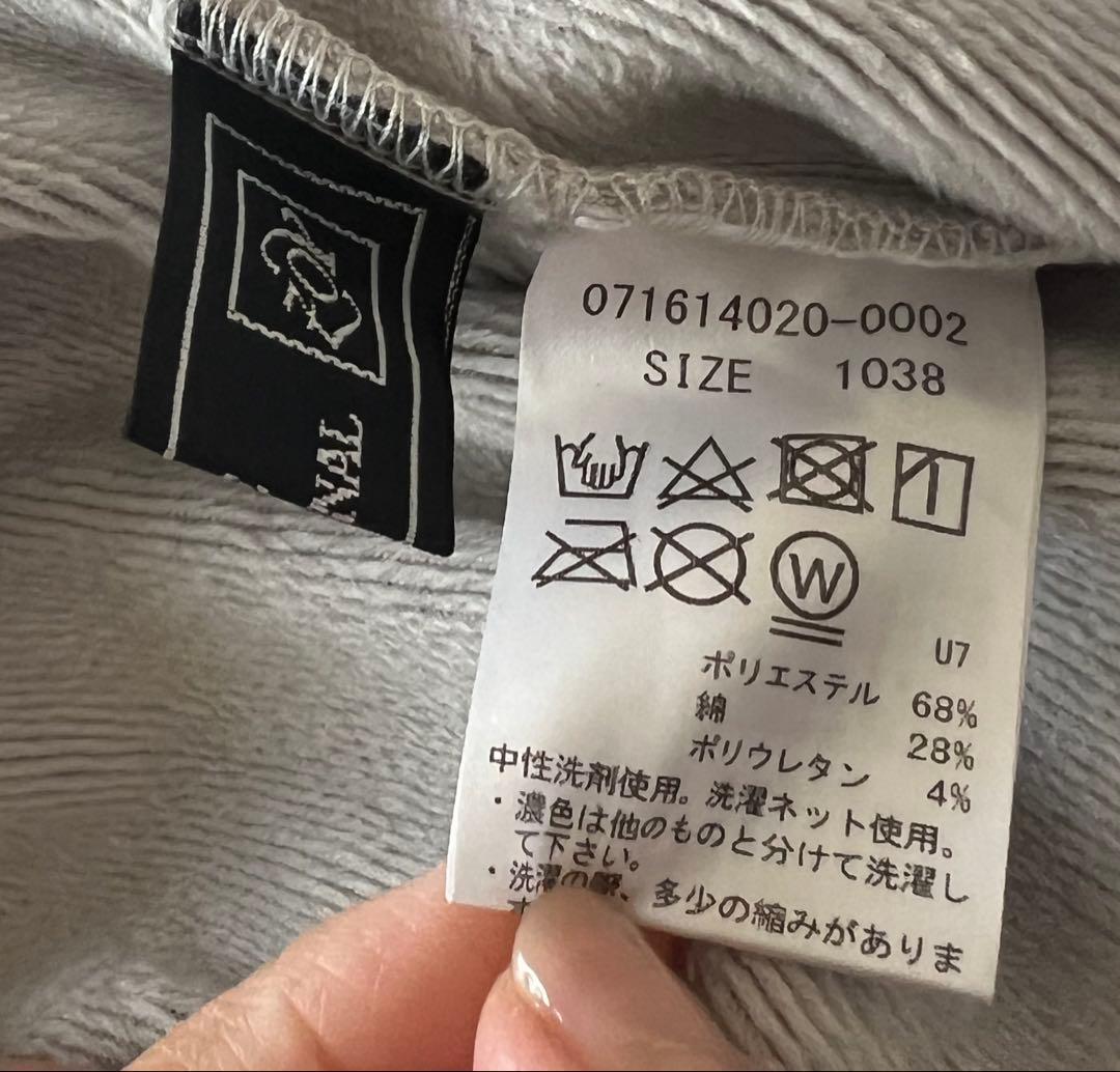ZOY 刺繍入りグレーのモックシャツ