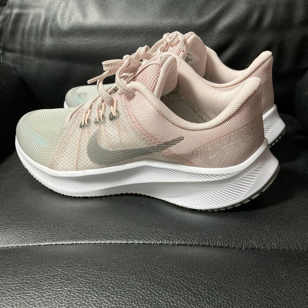 新品NIKEウィメンズQUESTグレー×ピンク23.5