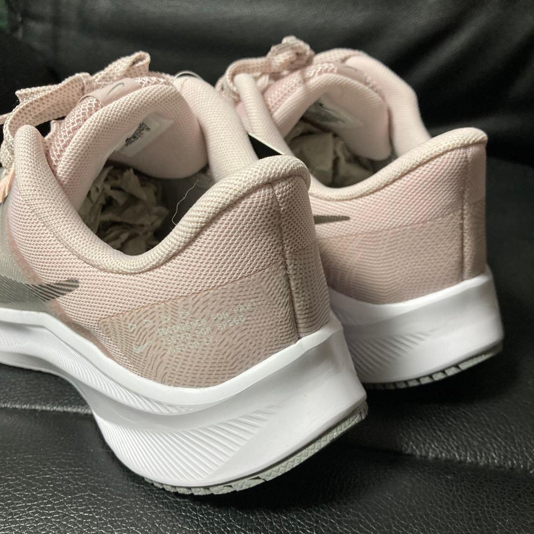 新品NIKEウィメンズQUESTグレー×ピンク23.5