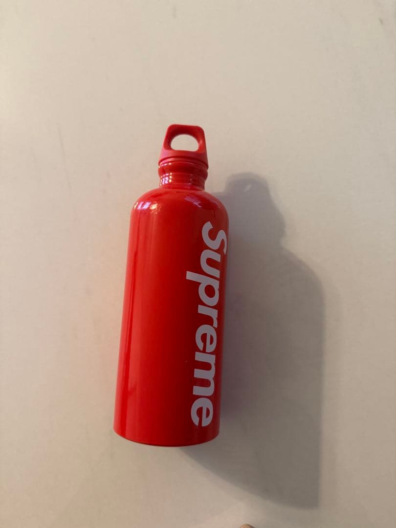 Supreme ロゴ入り赤色ボトル