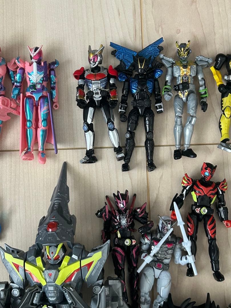 d*7様 【現物のみ/まとめ売り】仮面ライダー装動（その他含む）　約50体
