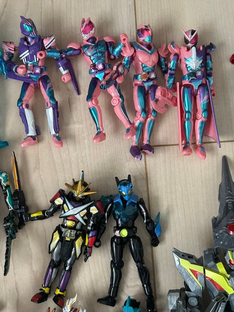 d*7様 【現物のみ/まとめ売り】仮面ライダー装動（その他含む）　約50体