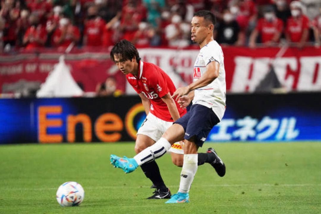 浦和レッズ　ユニフォーム　小泉佳穂　2022（H）