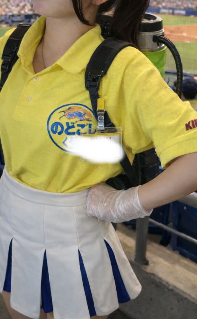 ビール　ガール　売り子　販売員　制服　ユニフォーム　チア　スカート　娘　野球