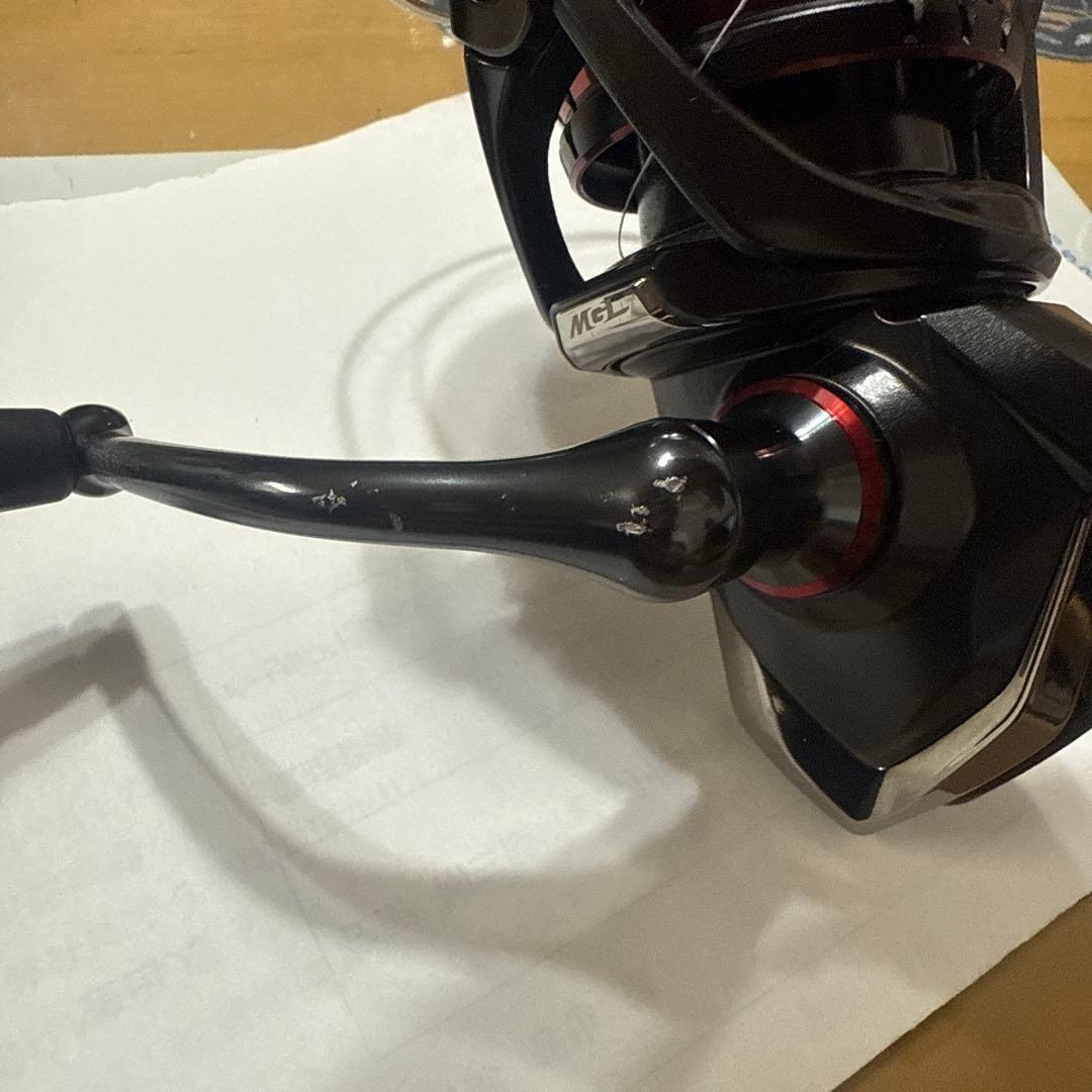フィッシングリール 3000モデル 黒と赤