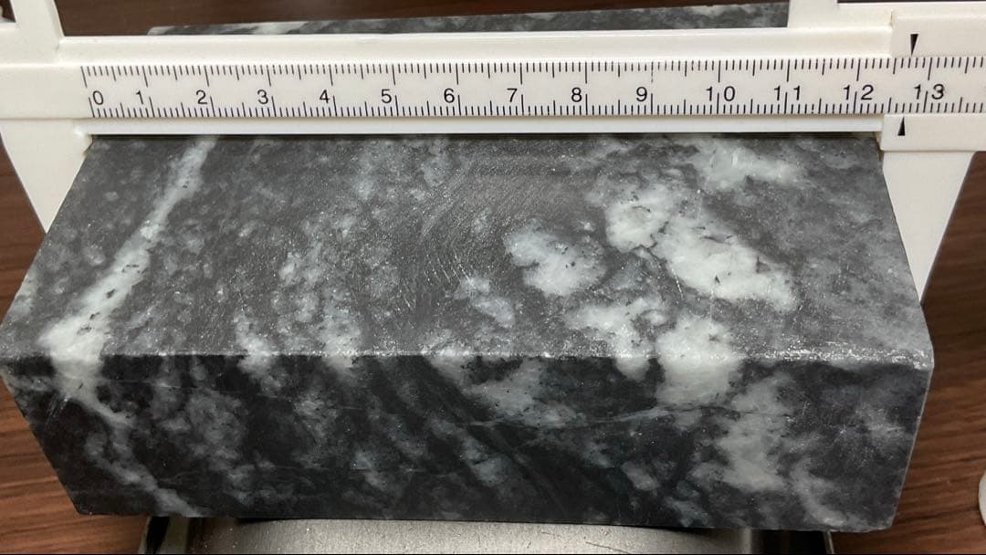 ［黒色　上質］　青海系の黒　糸魚川翡翠角材1398g ヒスイ　ひすい