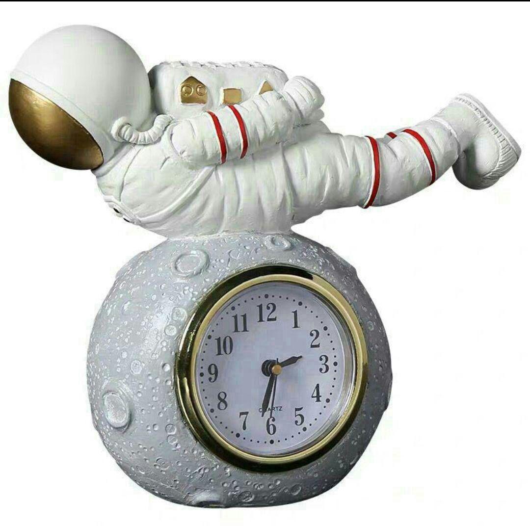 宇宙飛行士のアイデアの子供の部屋の本棚の机の上の宇宙飛行士の時計の小さい振り2