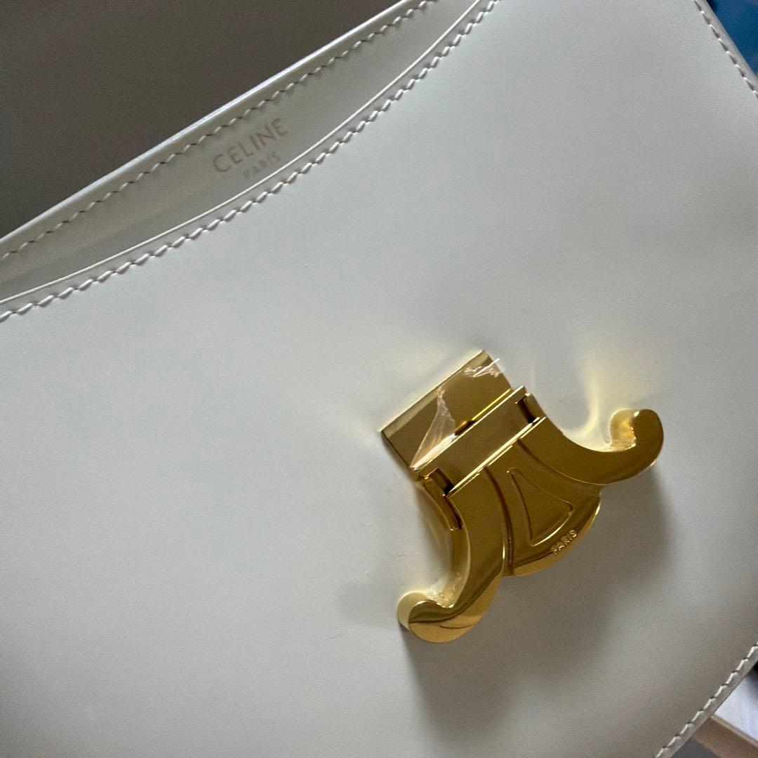 Celine ノベルティホワイト フラップショルダーバッグ ゴールド金具