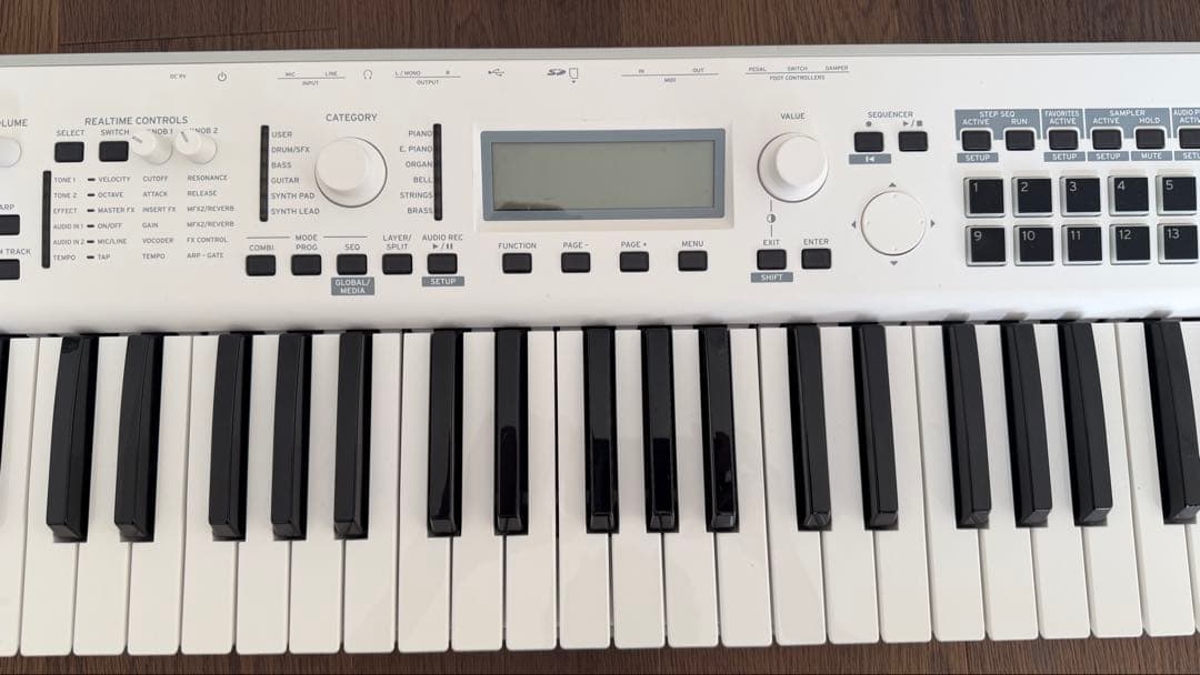 【KORG】KROSS2−61 シンセサイザー ホワイト【限定音源・ペダル付】