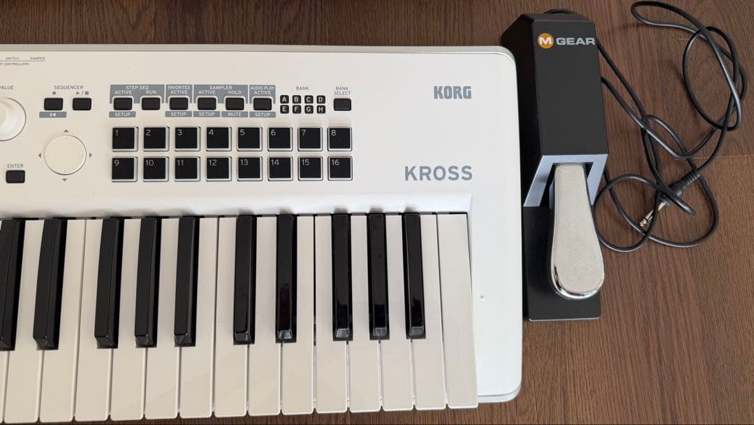 【KORG】KROSS2−61 シンセサイザー ホワイト【限定音源・ペダル付】