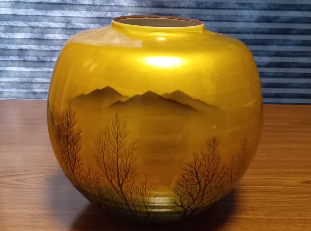 日本の伝統工芸品　九谷正峰　金箔木立連山　８号花瓶