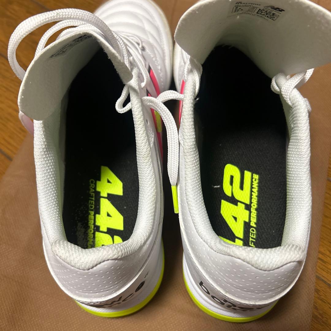 New Balance 442 フットサルシューズ ホワイト/ピンク/イエロー