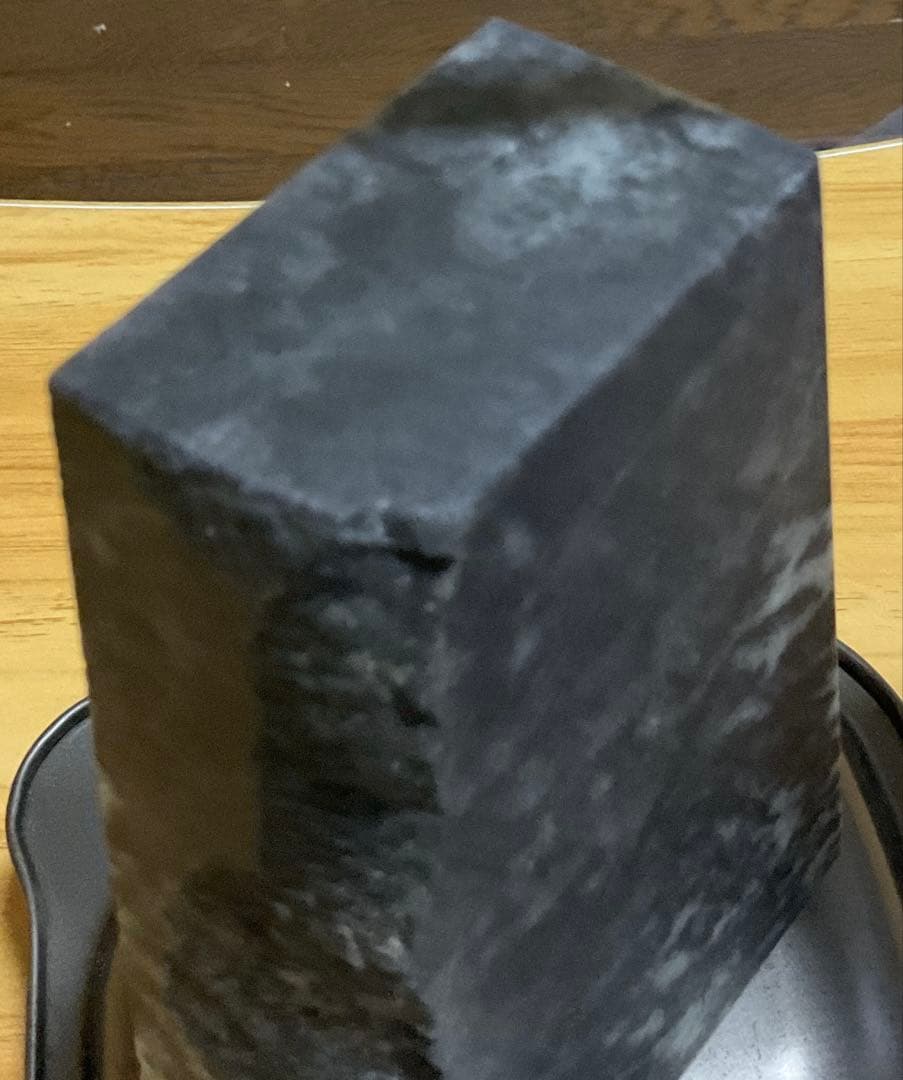 ［黒色　上質］　青海系の黒　糸魚川翡翠角材1313g ヒスイ　ひすい