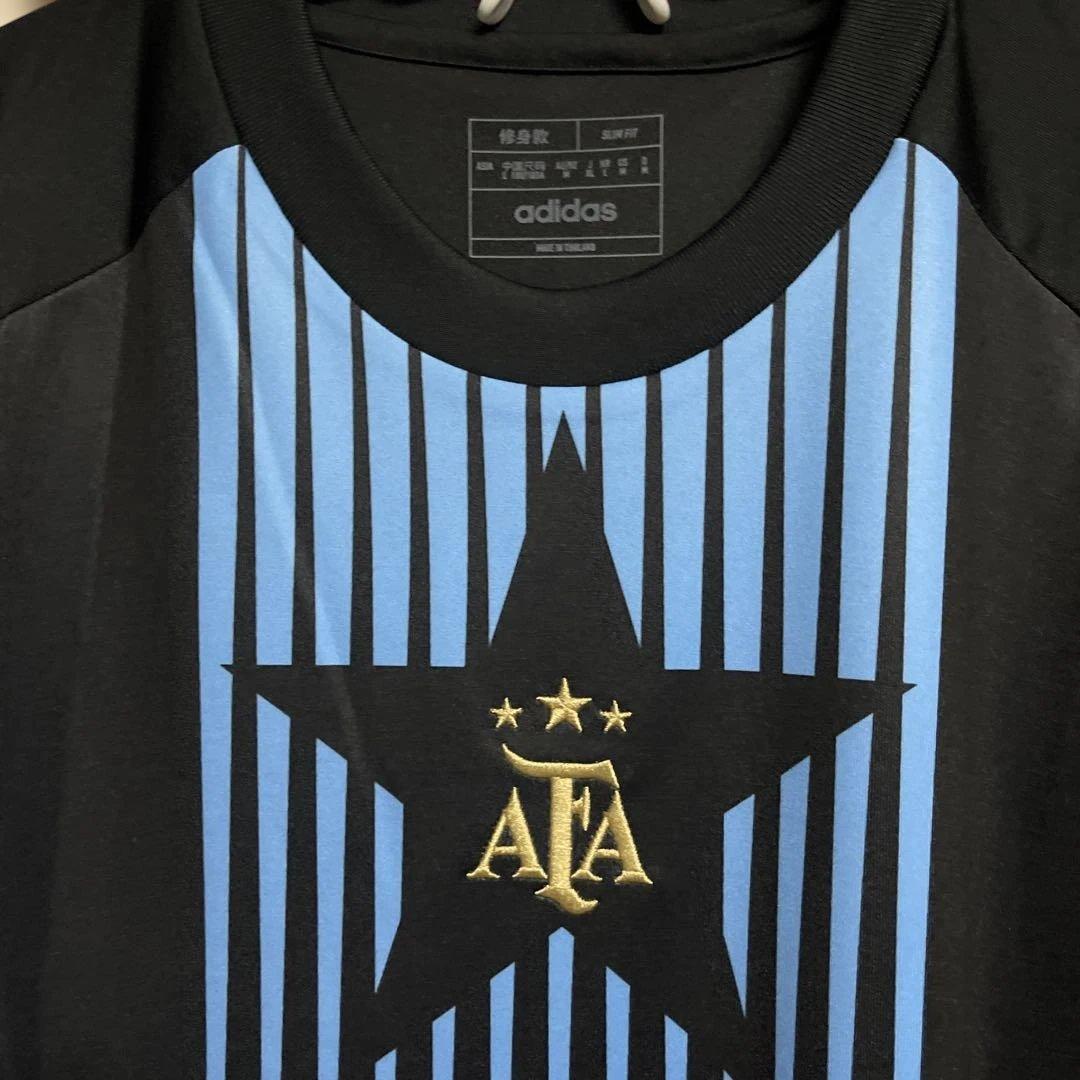 新品タグ付きadidas サッカーシャツ 黒と青のストライプ