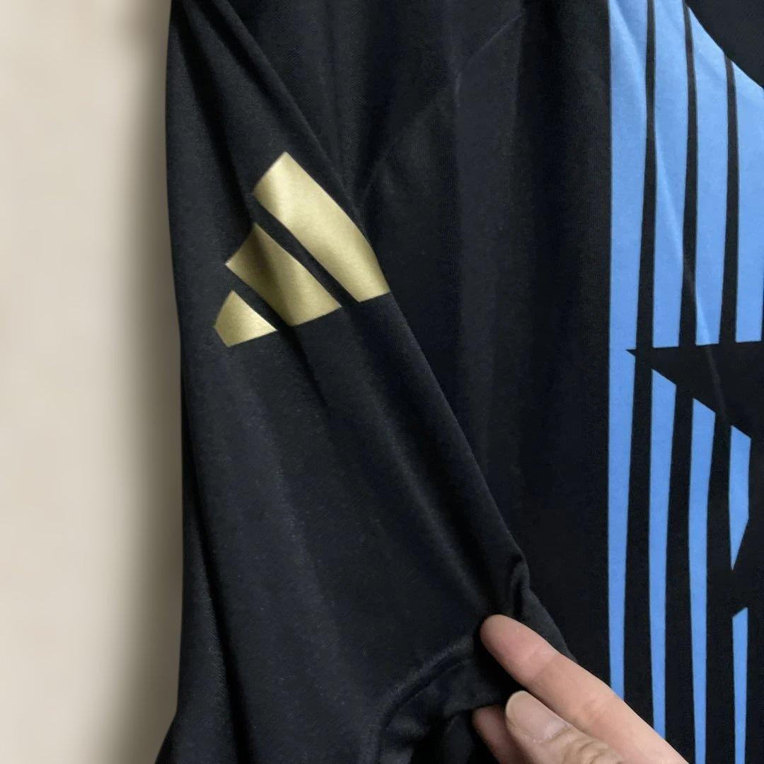 新品タグ付きadidas サッカーシャツ 黒と青のストライプ