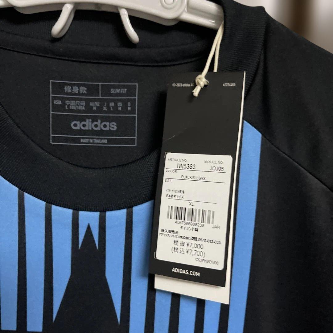 新品タグ付きadidas サッカーシャツ 黒と青のストライプ