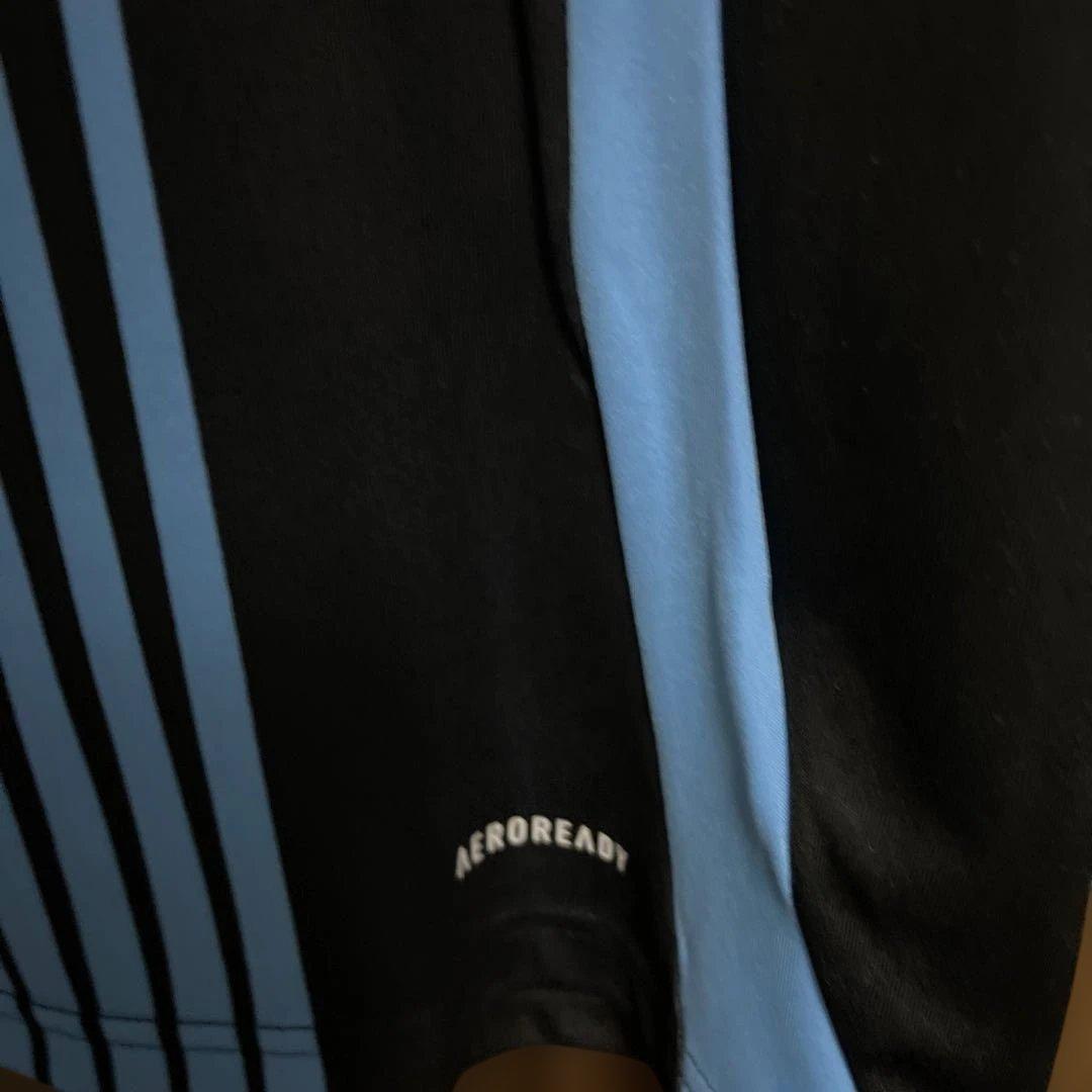 新品タグ付きadidas サッカーシャツ 黒と青のストライプ