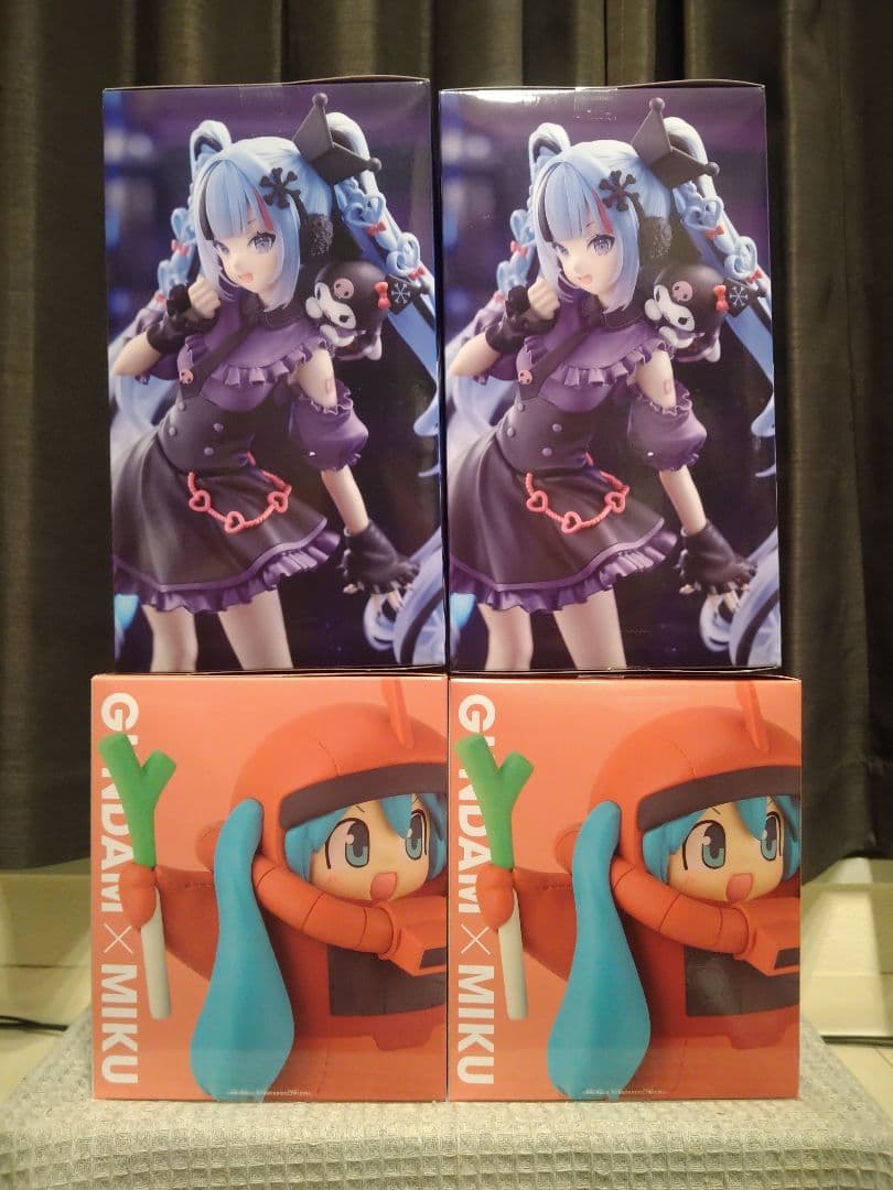 初音ミク　フィギュア　雪ミク ×クロミ　ガンダム45周年 　シャアザクぐるみ