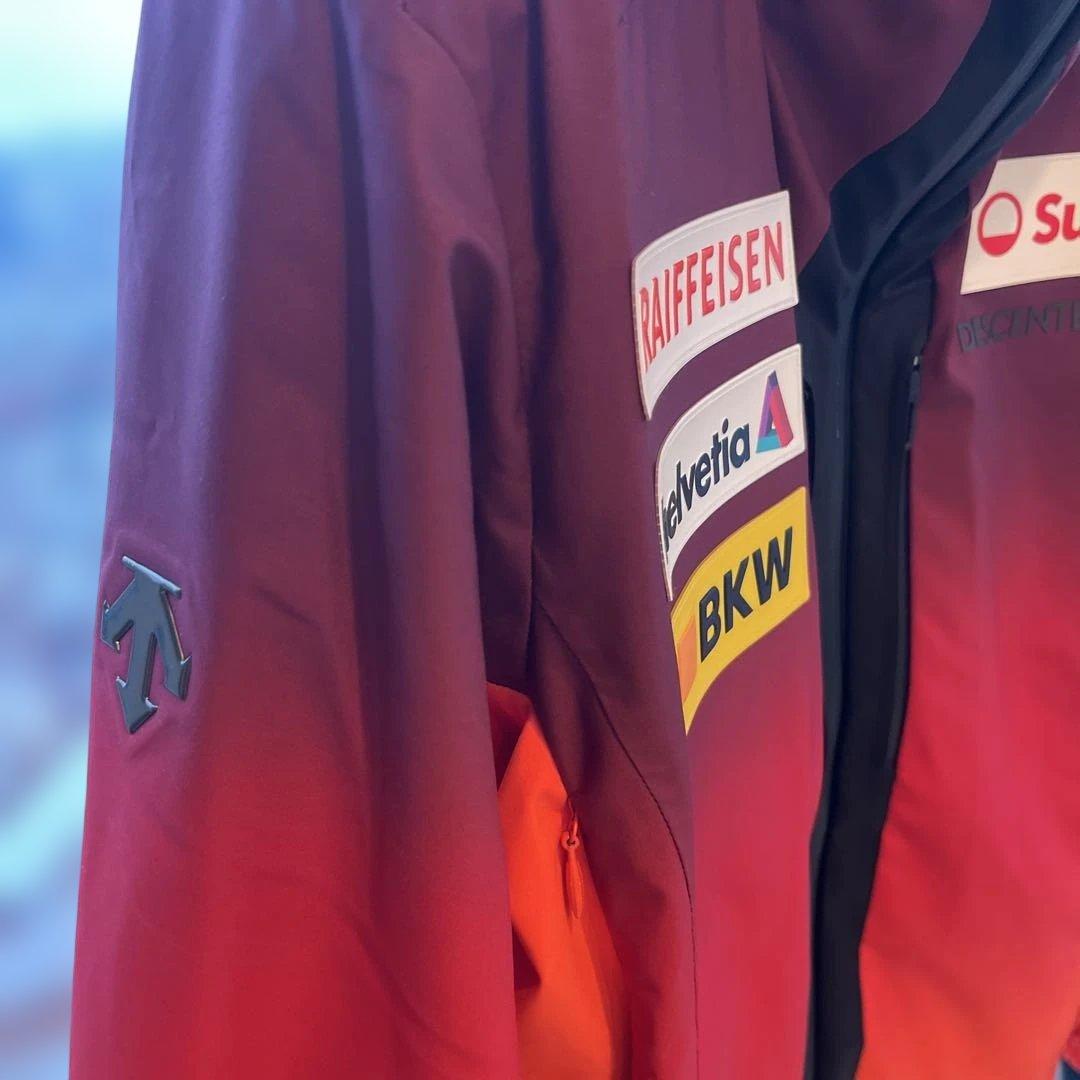 DESCENTE swiss ski フード付きジャケット 赤黒