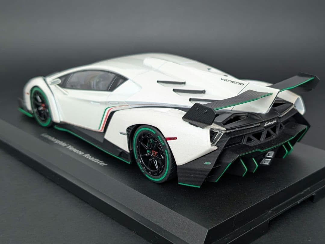 kyosho 1/18 ランボルギーニ ヴェネーノ ホワイト/グリーンライン