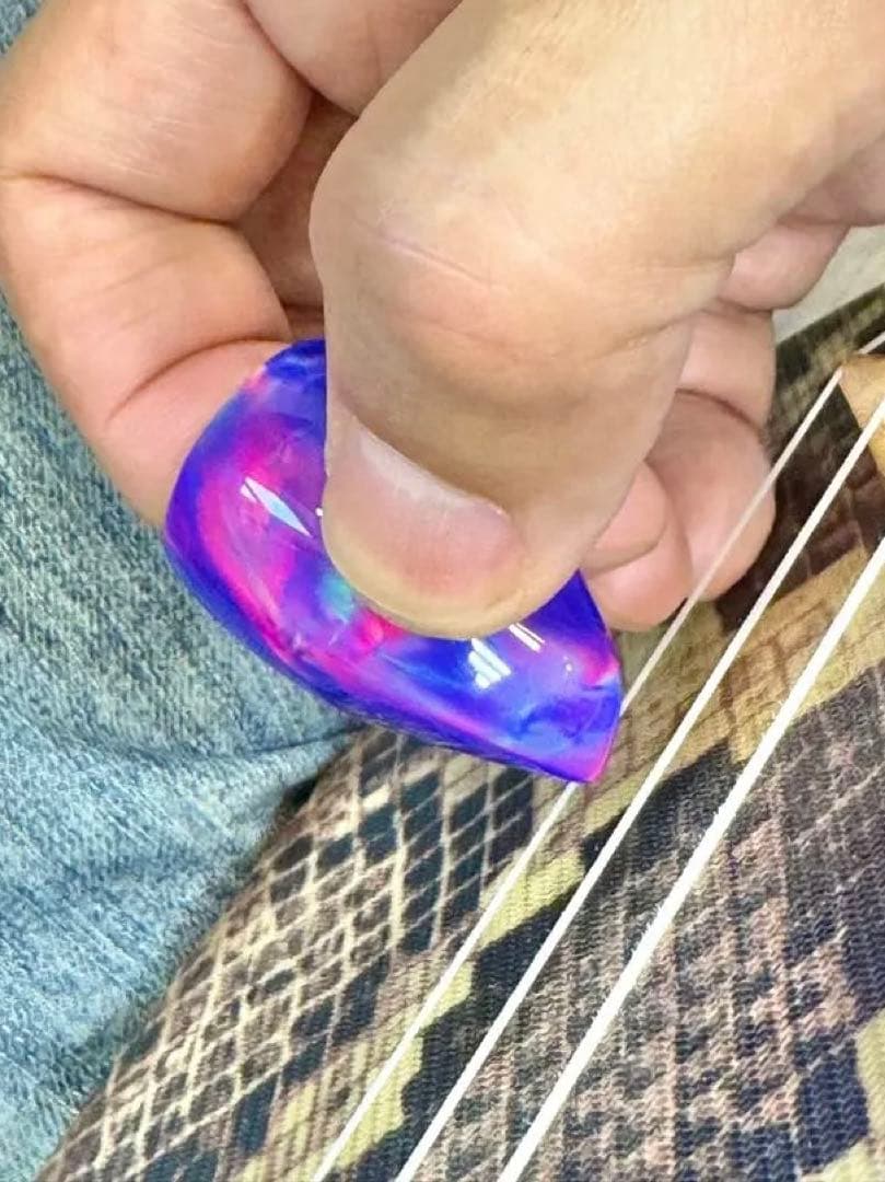 沖縄三線　人工オパールバチ　青紫の中に虹色が輝いてます
