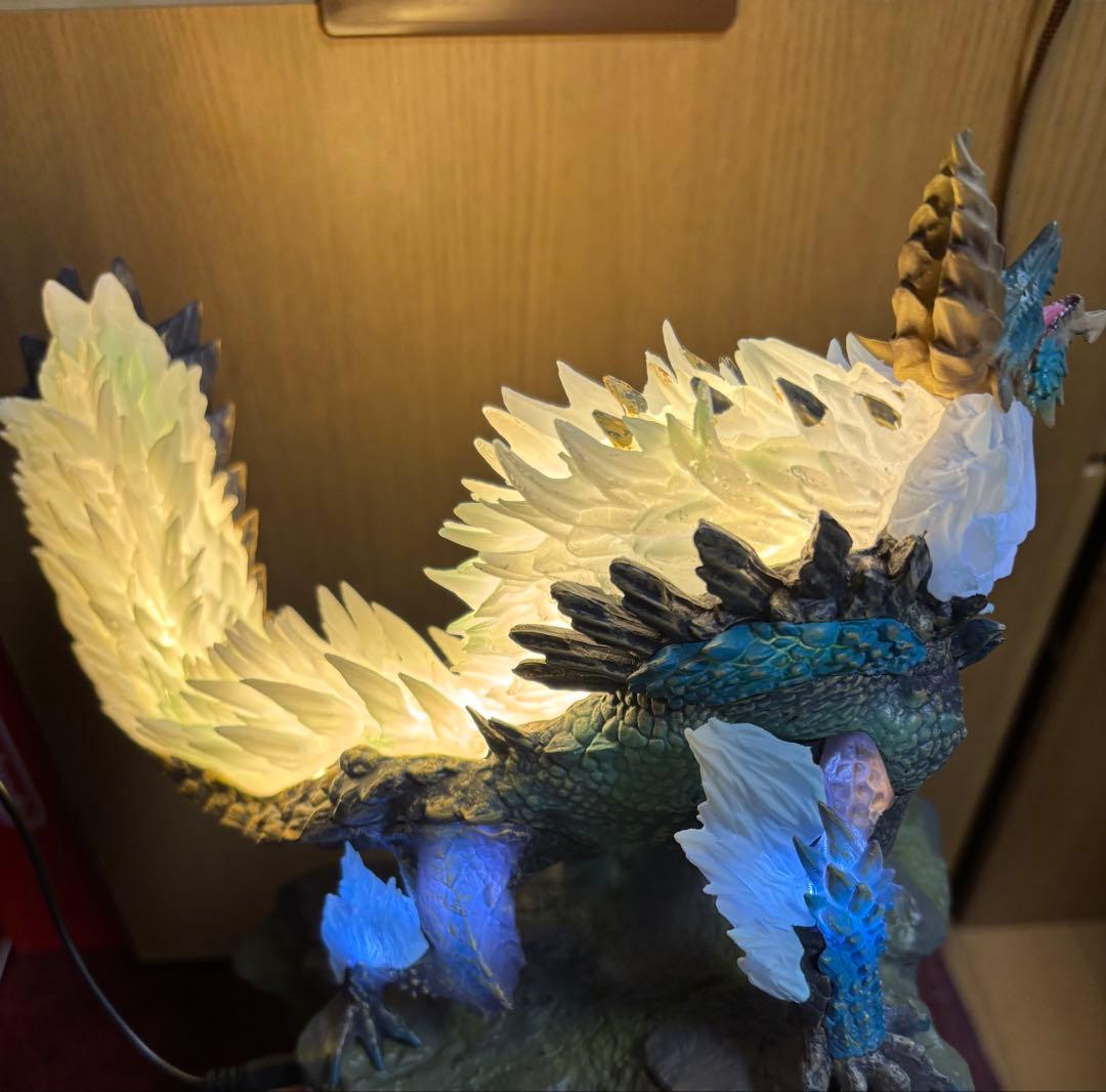 モンスターハンター　ジンオウガ　フィギュア　LED
