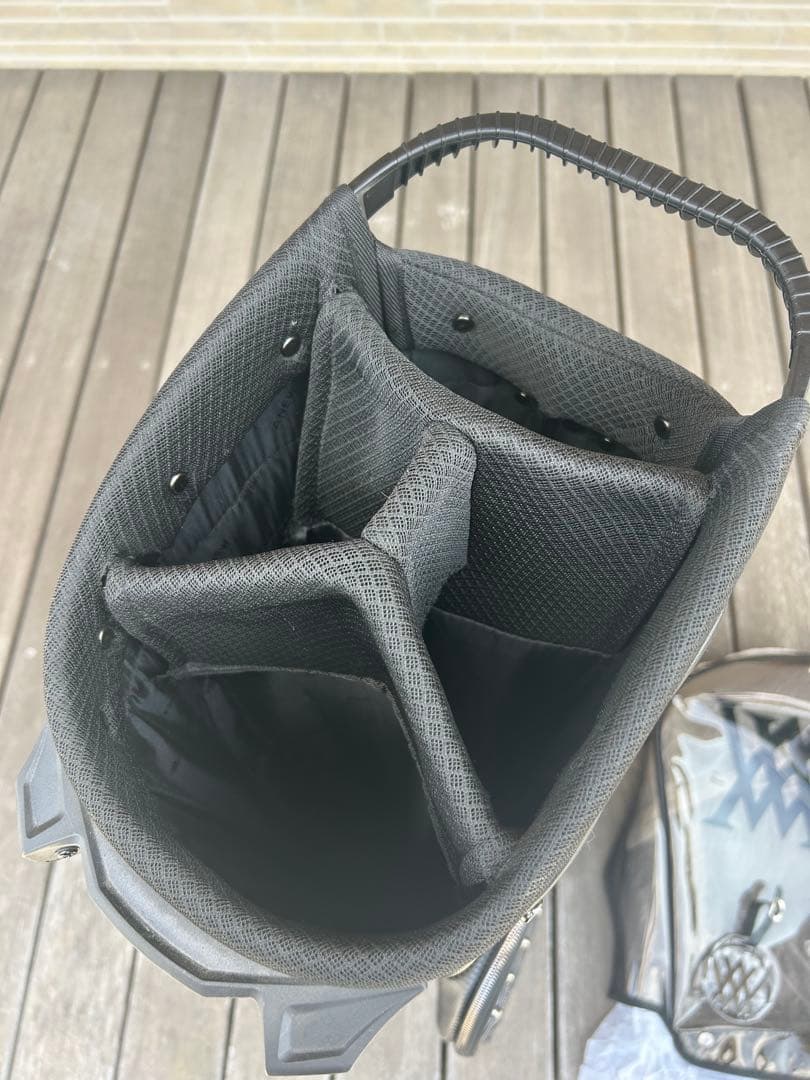 スタッズ付きブラックキャディバッグ