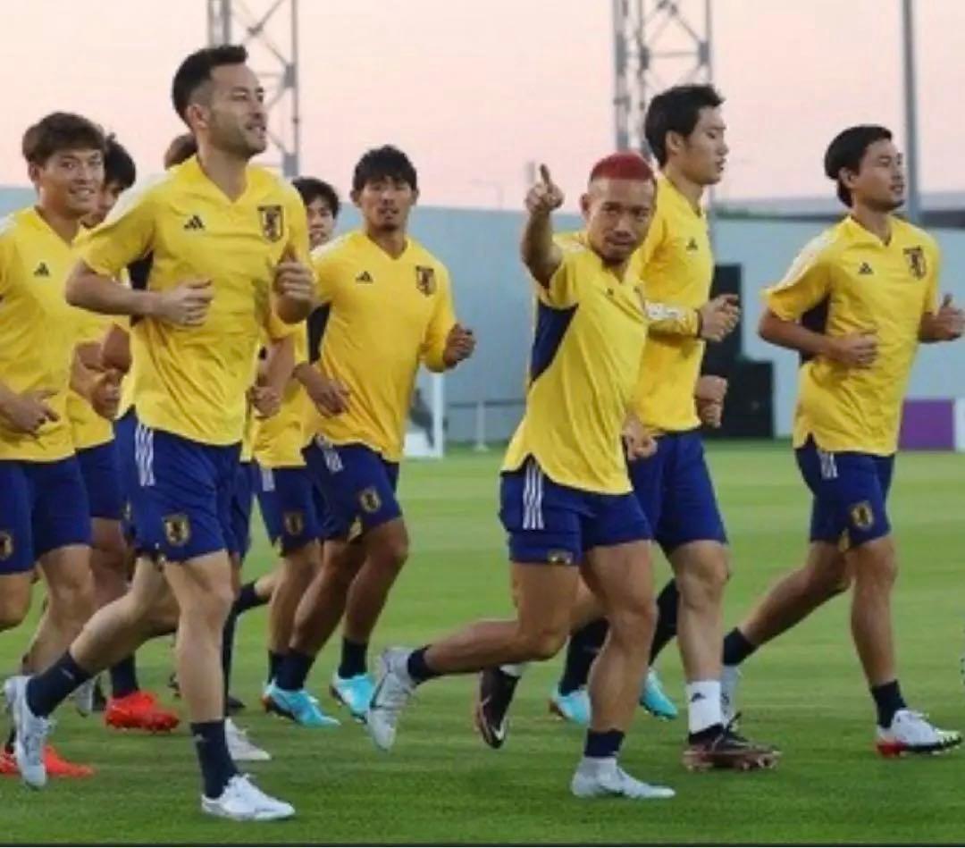 貴重 日本代表 三笘 久保建英トレーニングウェア上Sサイズ下Mサイズ 支給モデル