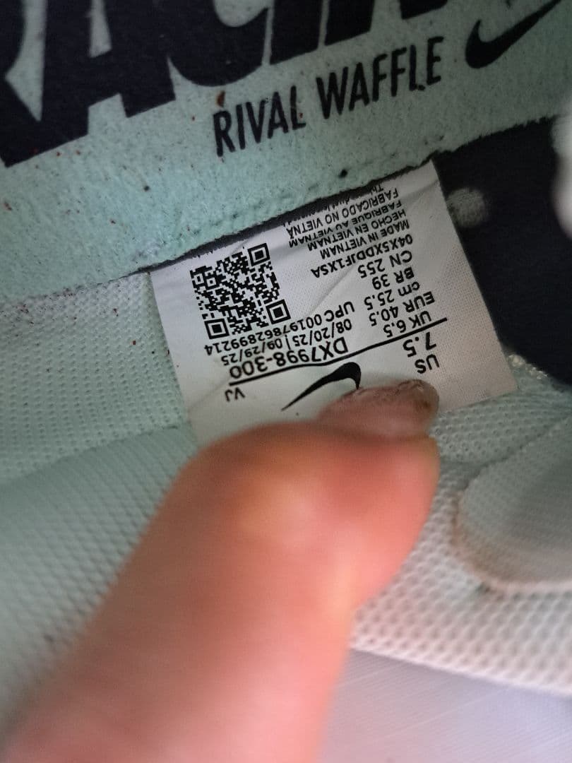 週末限定値下げ！ライバルワッフル6 25.5 NIKE