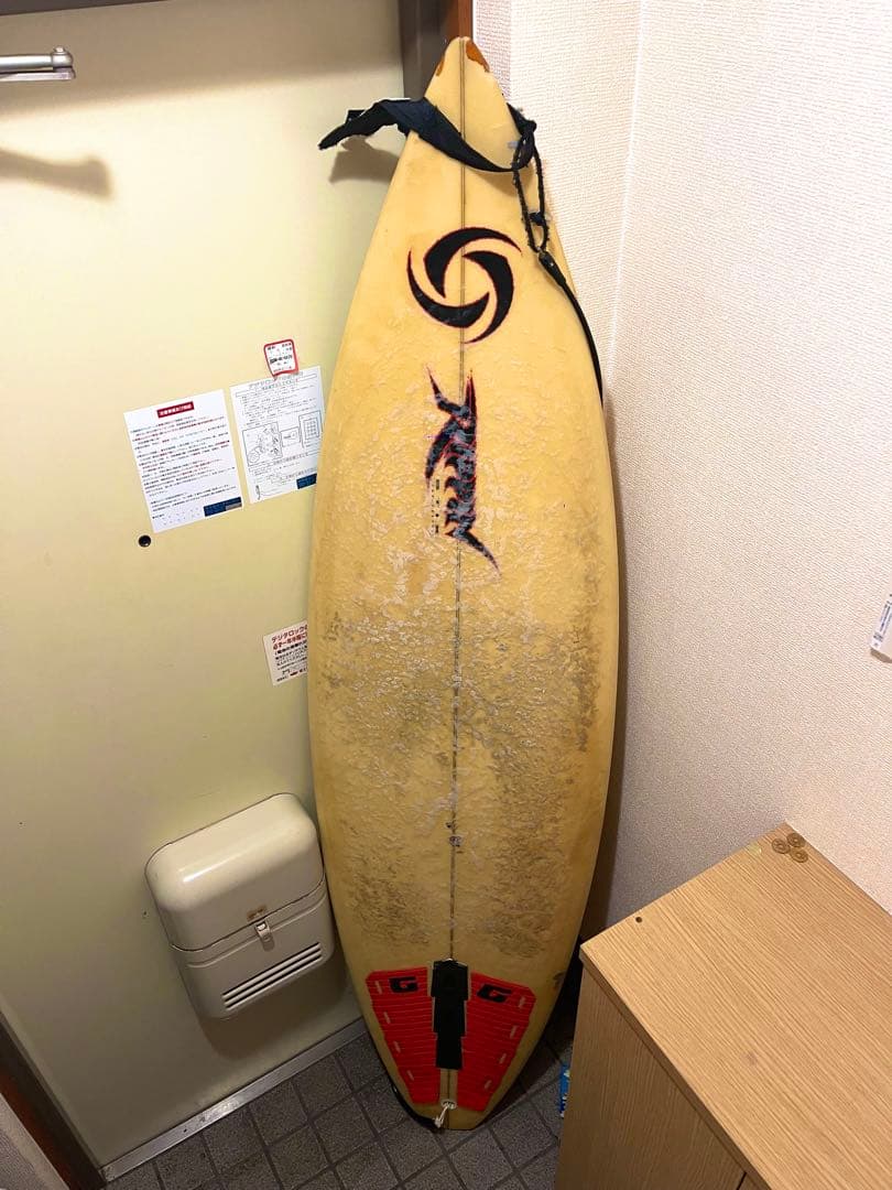 ショートボード クリーム色 スピンロゴ