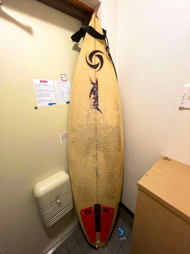 ショートボード クリーム色 スピンロゴ