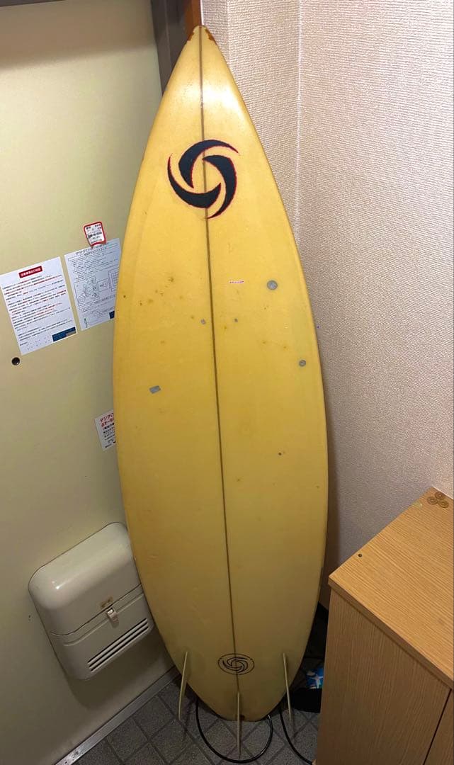ショートボード クリーム色 スピンロゴ