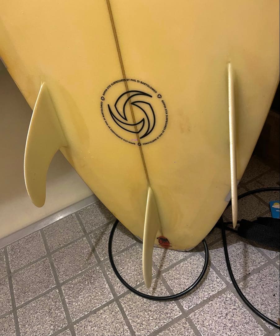 ショートボード クリーム色 スピンロゴ
