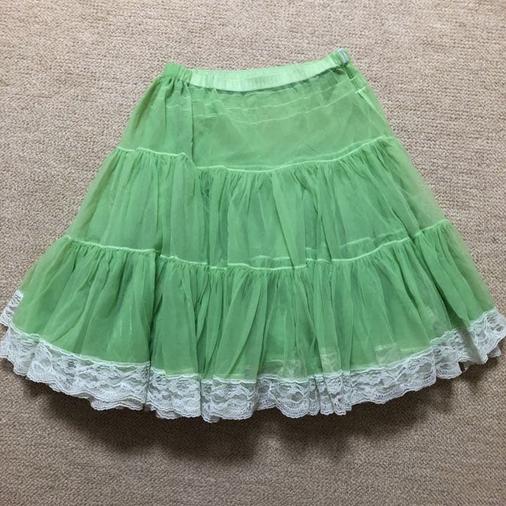 フォークダンス衣装　（ブラウス、スカート、ペチコート、ベルト）