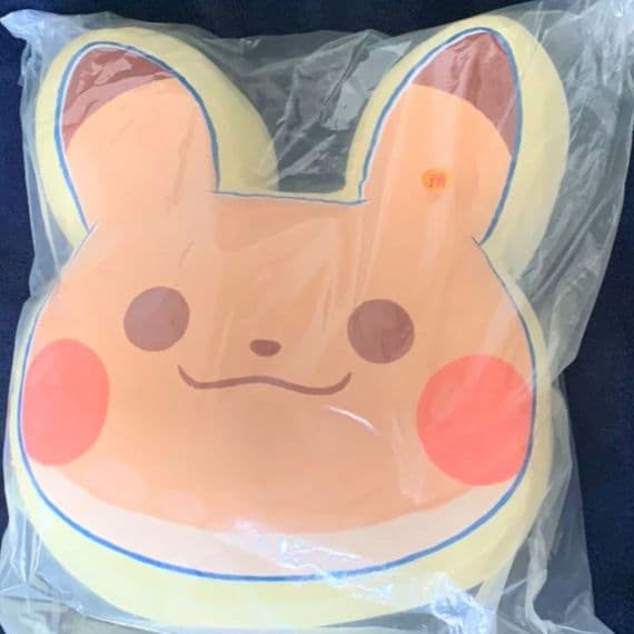 台湾　限定　ファミマ　ピカチュウ　巨大　もっちり クッション　ブランケット