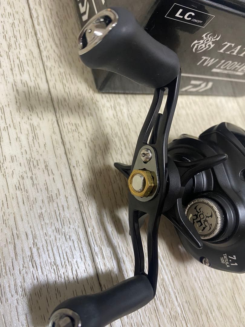 24タトゥーラ　TATULA TW 100HLベイトリール 左ハンドル　7.1