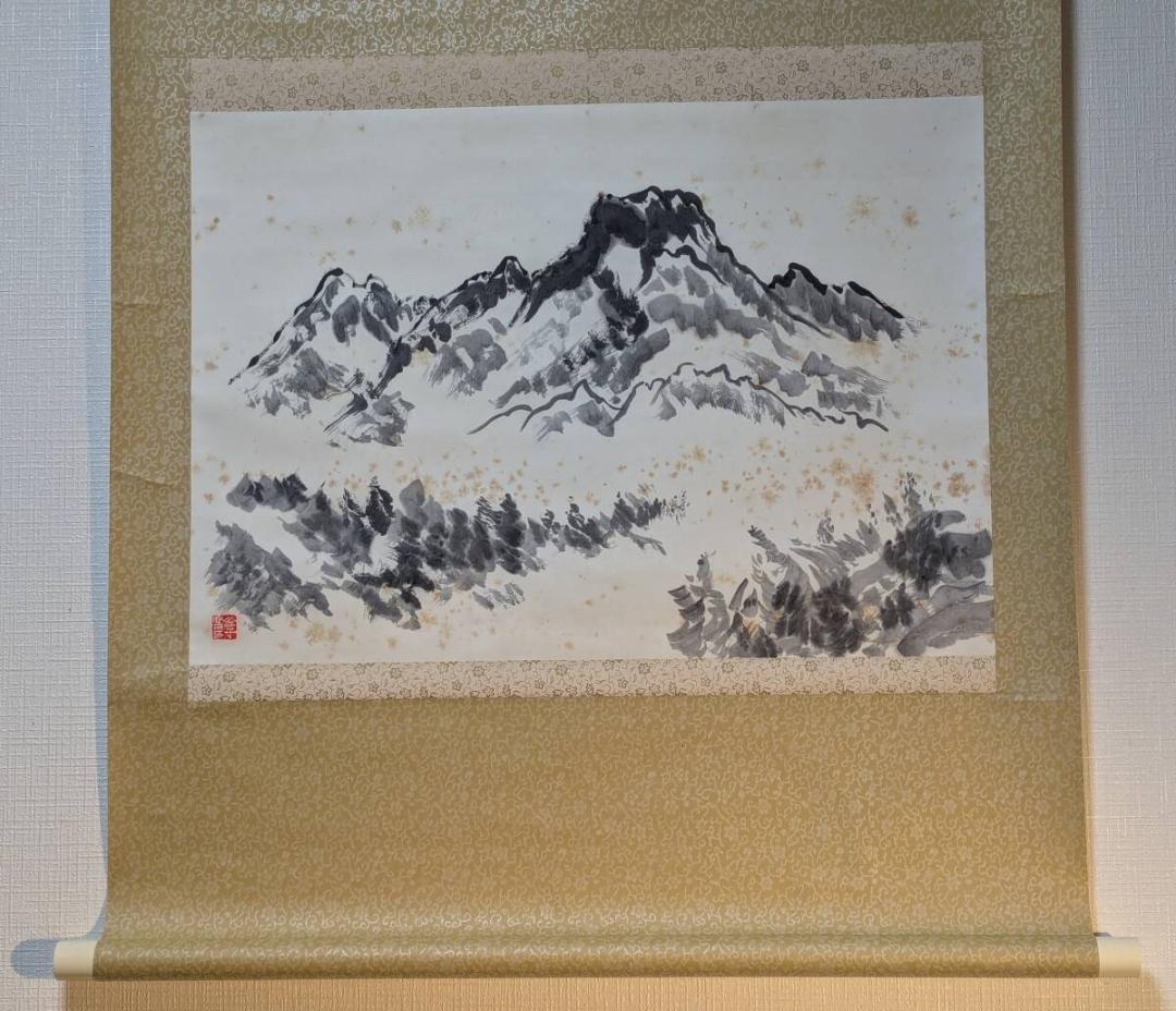 【真作】掛軸　水墨山水図　峻峰連なる静寂の景　墨彩山岳風景図　V140