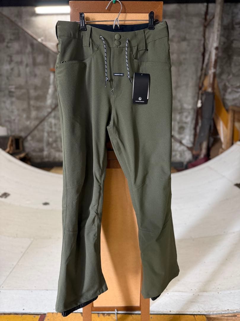 【新品】DC ディーシー スノーウェアー　レディースウェア パンツ Sサイズ