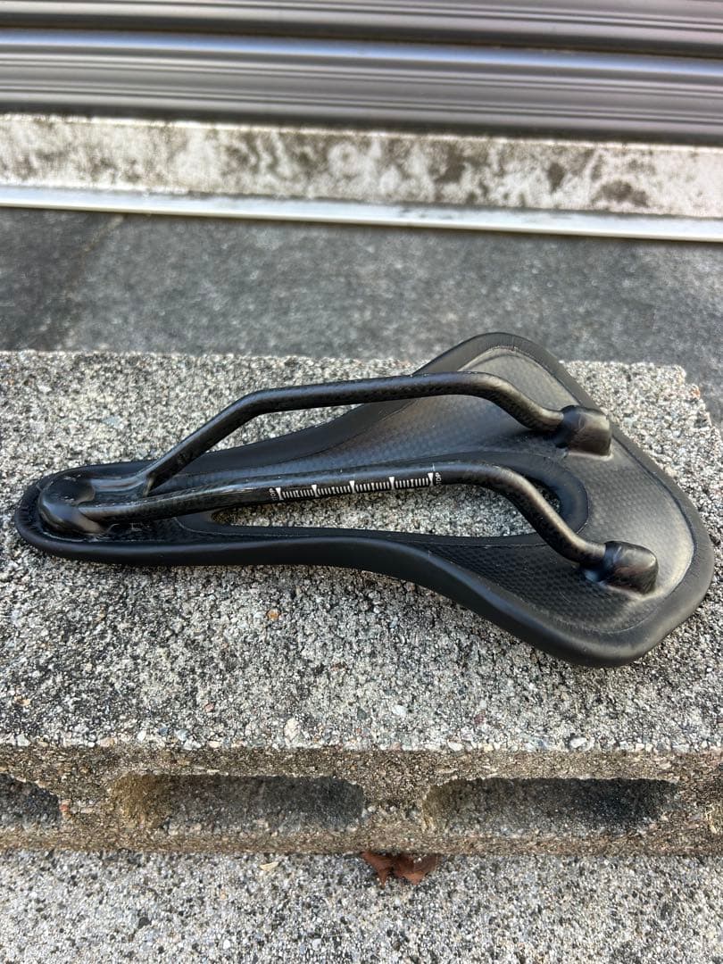 カーボンファイバー サドル 124g