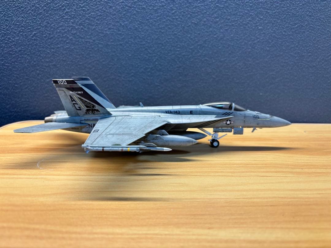 1/72 F/A-18E スーパーホーネット　　ピューキンドッグズ　プラモデル
