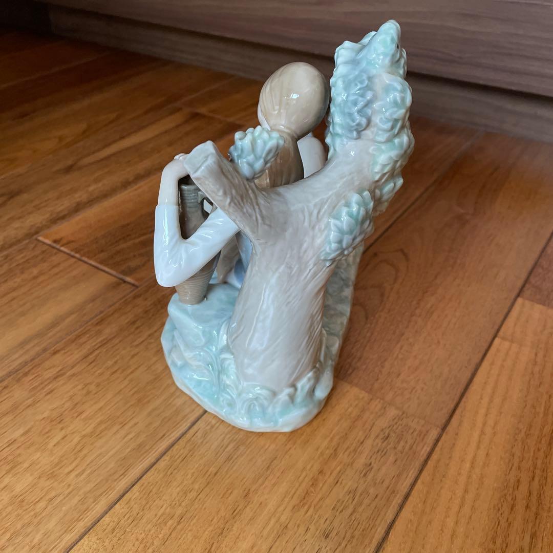リヤドロ　少女と鴨の陶器置物