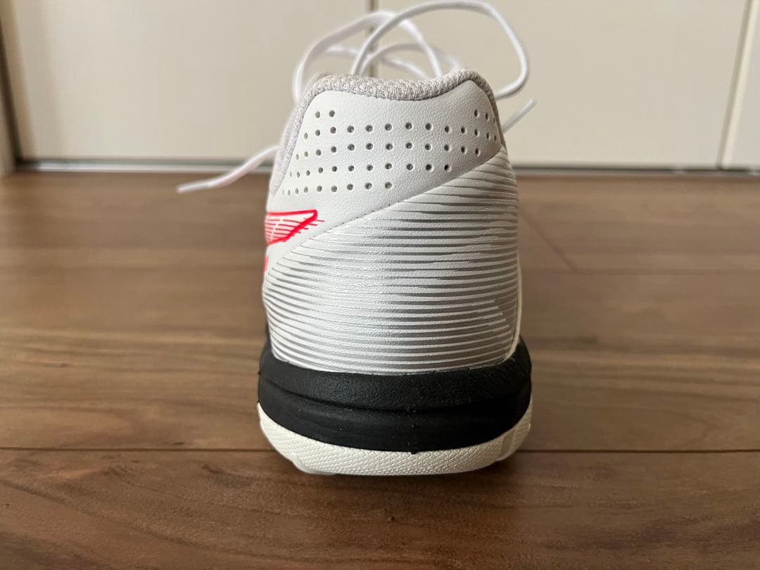 ASICS CALCETTO フットサルシューズ ホワイト/レッド　27センチ