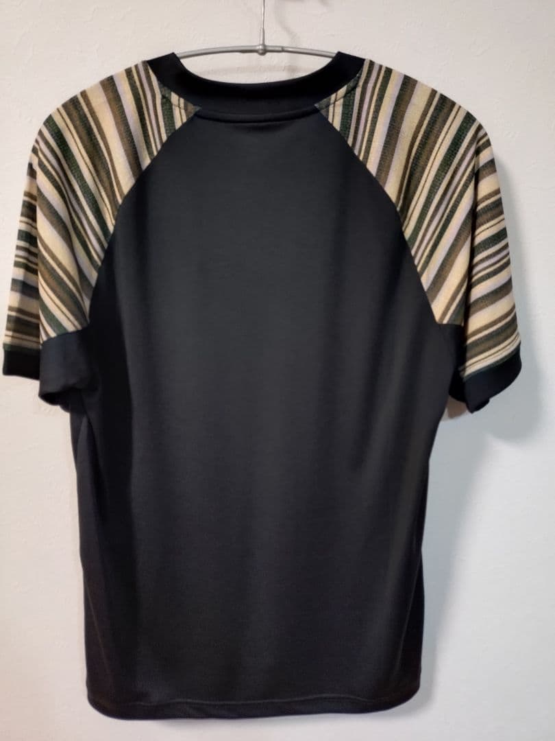FILA VネックTシャツ Mサイズ ブラック/ストライプ