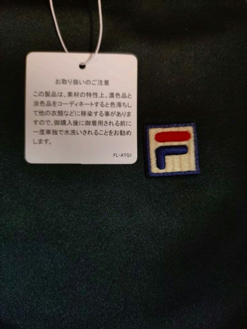 FILA VネックTシャツ Mサイズ ブラック/ストライプ