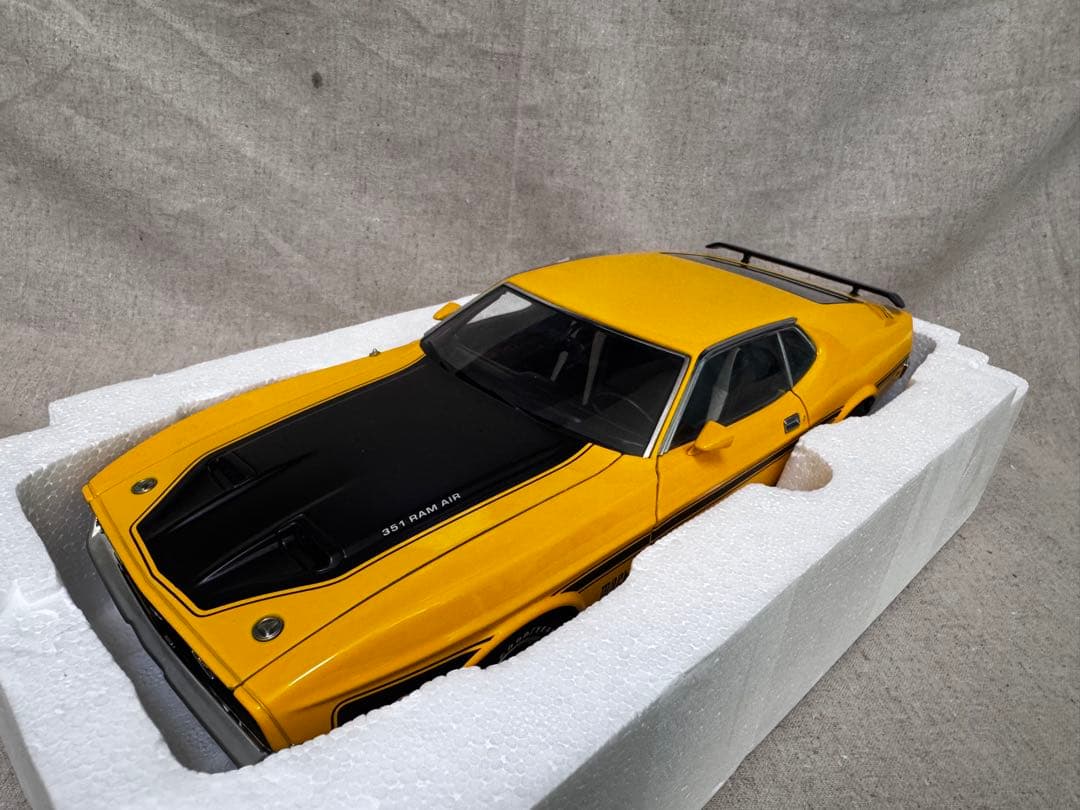 ミニカー FORD MUSTANG MACH1 1/18