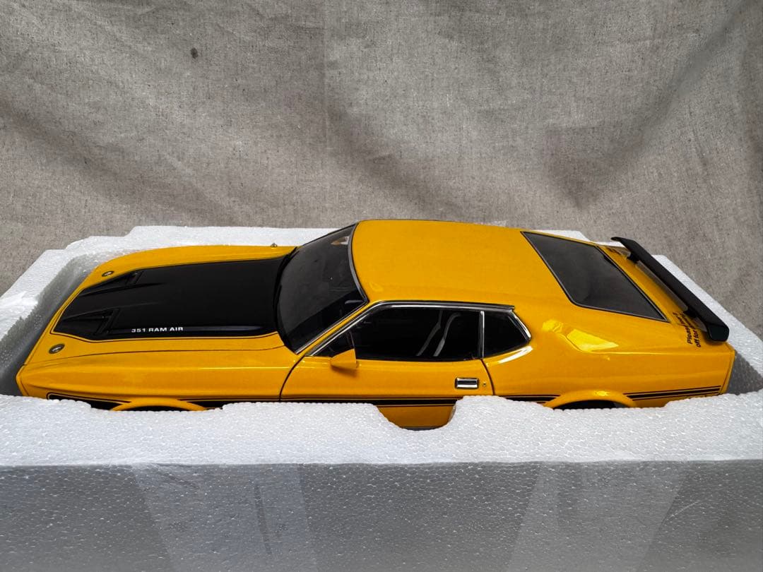 ミニカー FORD MUSTANG MACH1 1/18